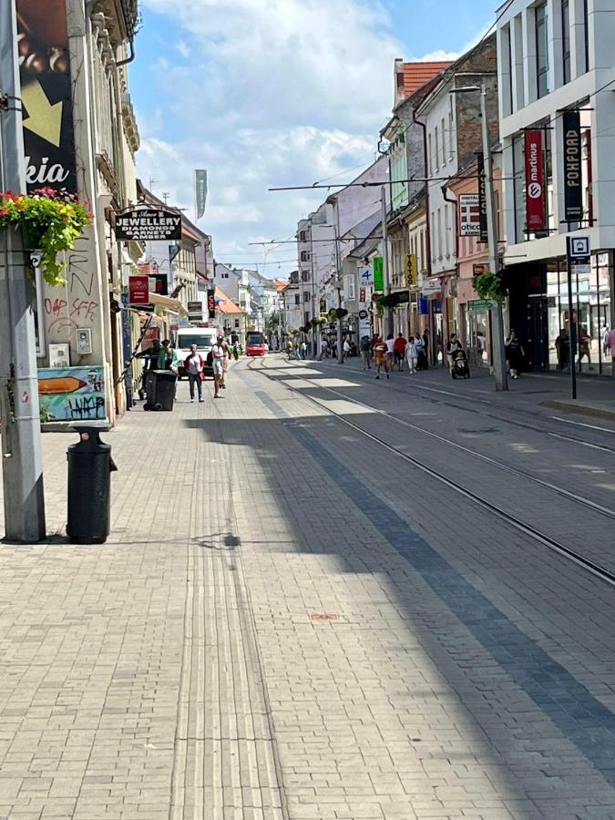 De Luxe 4 May Plaza Bratislava Bagian luar foto