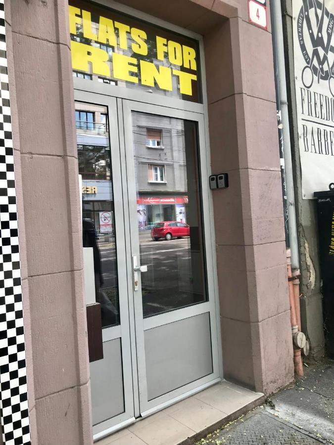 De Luxe 4 May Plaza Bratislava Bagian luar foto