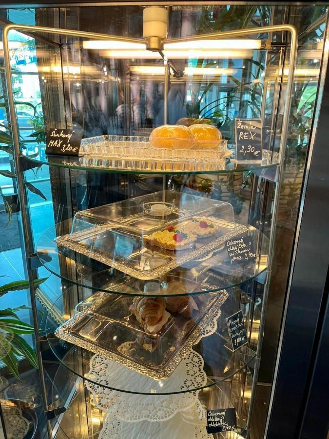 De Luxe 4 May Plaza Bratislava Bagian luar foto