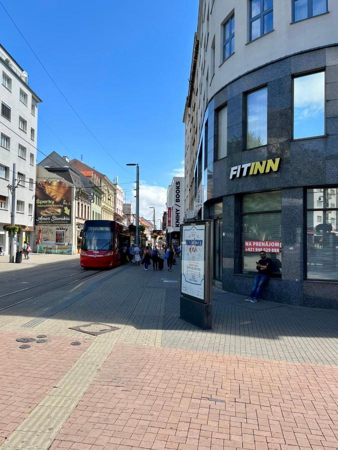De Luxe 4 May Plaza Bratislava Bagian luar foto