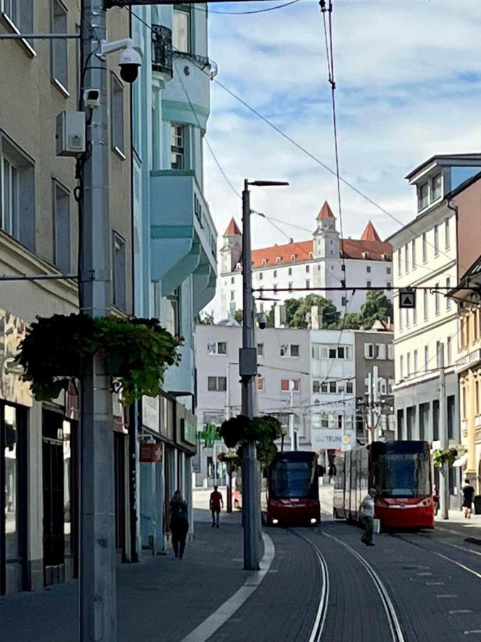 De Luxe 4 May Plaza Bratislava Bagian luar foto