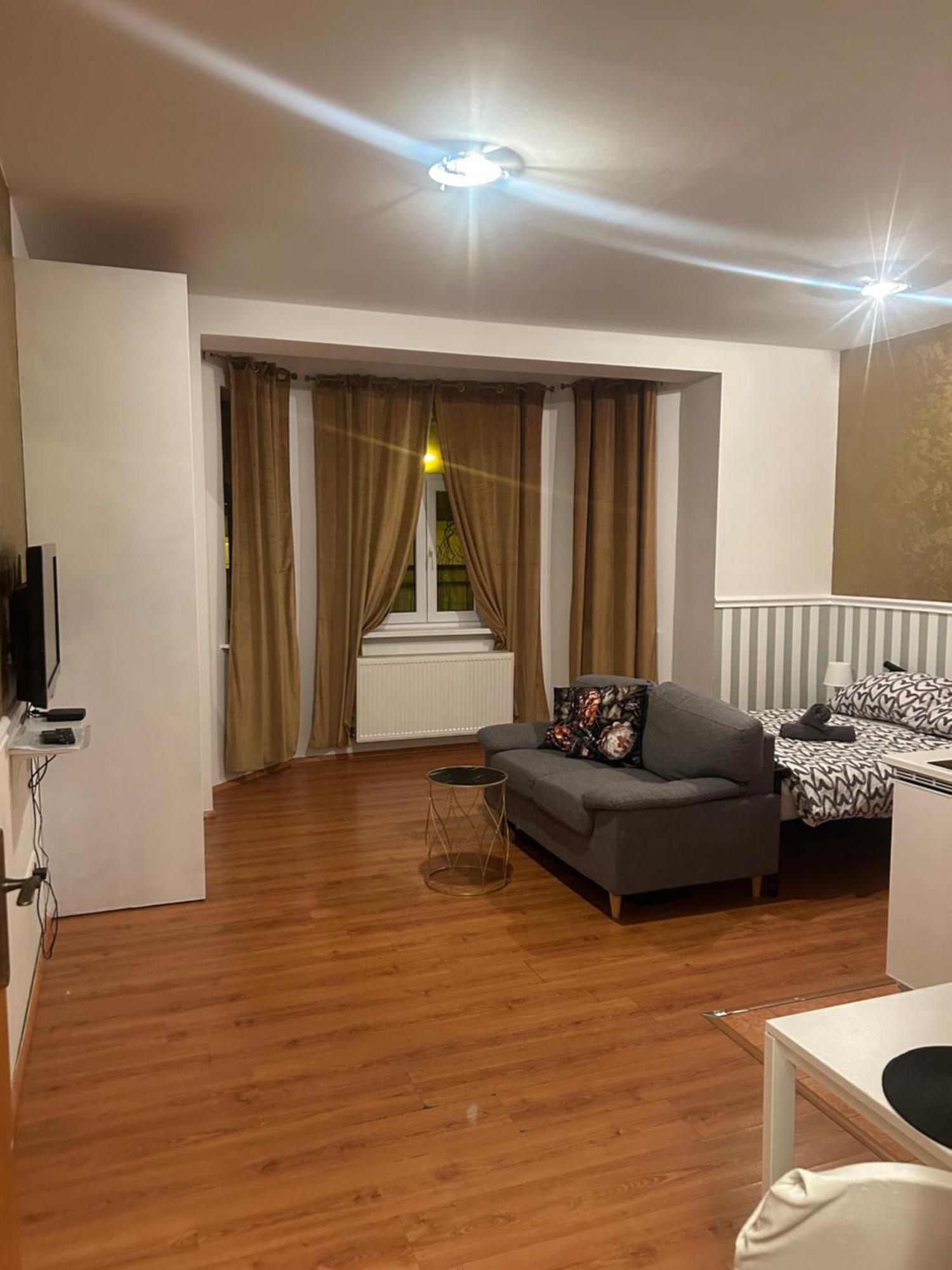 De Luxe 4 May Plaza Bratislava Bagian luar foto